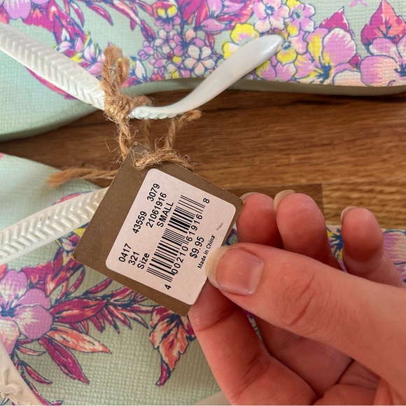 SOLD // Bundle Only Item // NWT American Eagle Floral Flip Flops - Picture 3 of 7